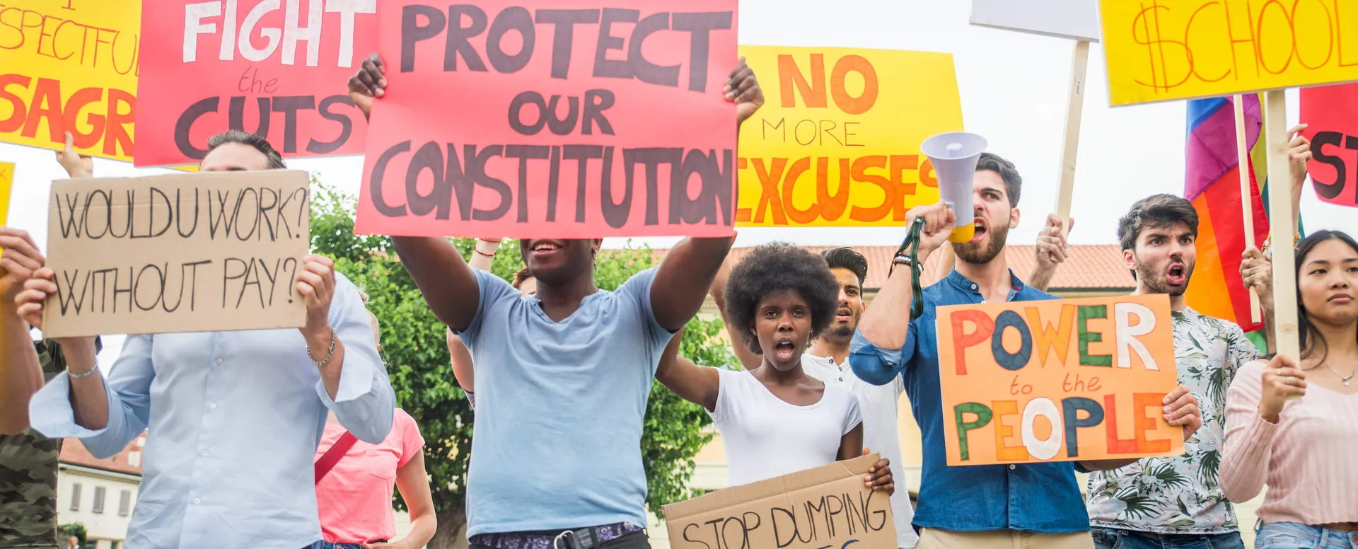 Manifestantes con carteles que dicen Protect Our Constitution